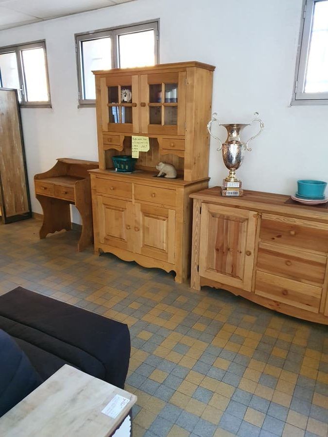 Trois meubles de rangements.