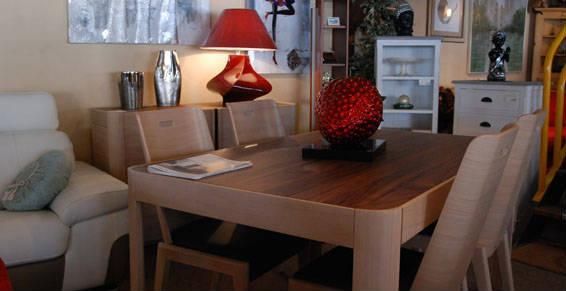 Une table en bois et quatre chaises.