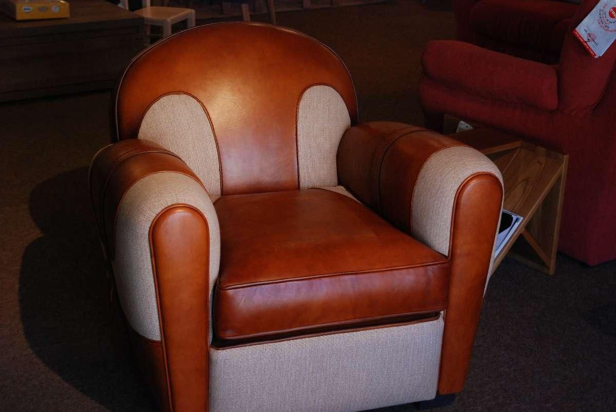 Un fauteuil en cuir.