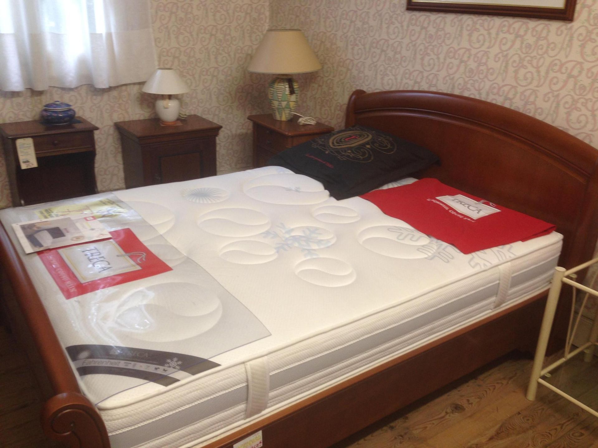 Un matelas double sur un lit dans une chambre à coucher.