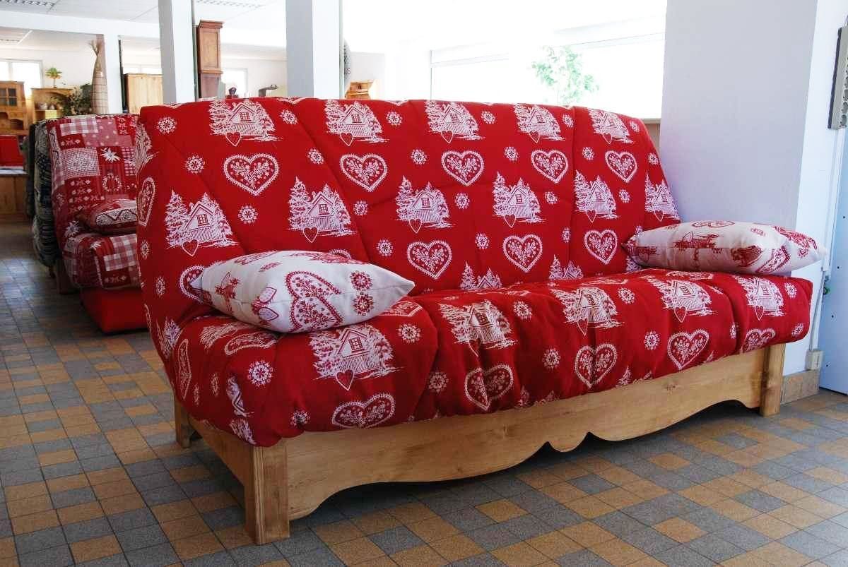 un canapé rouge à motifs blanc.