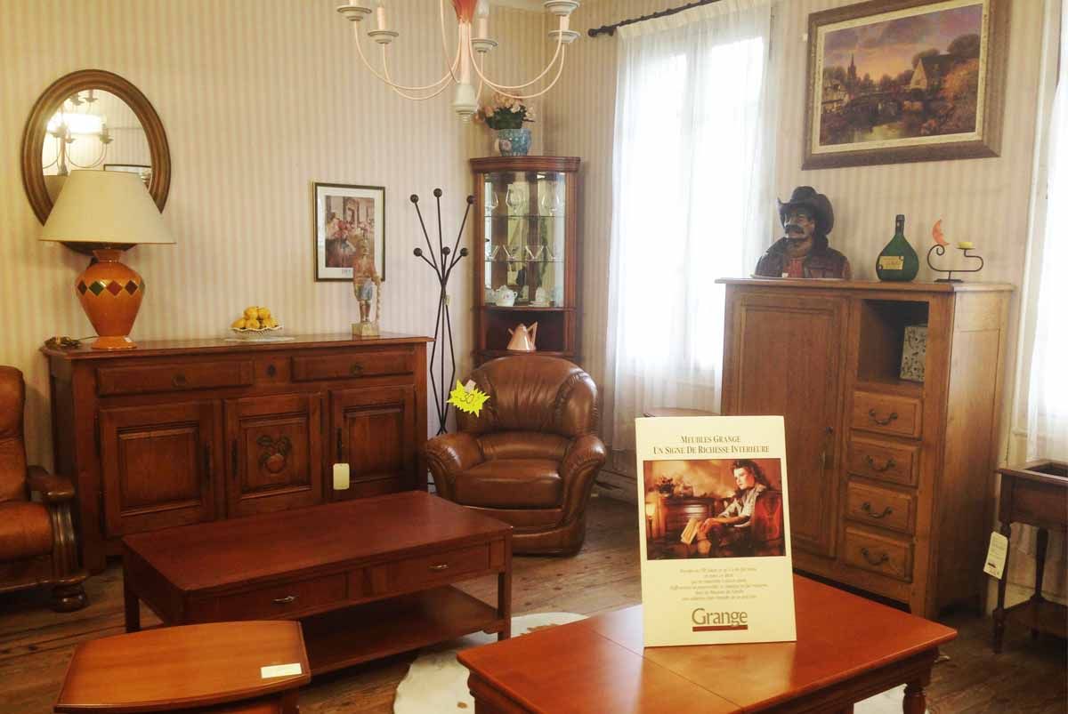 Un salon avec plusieurs meubles en bois rustique.