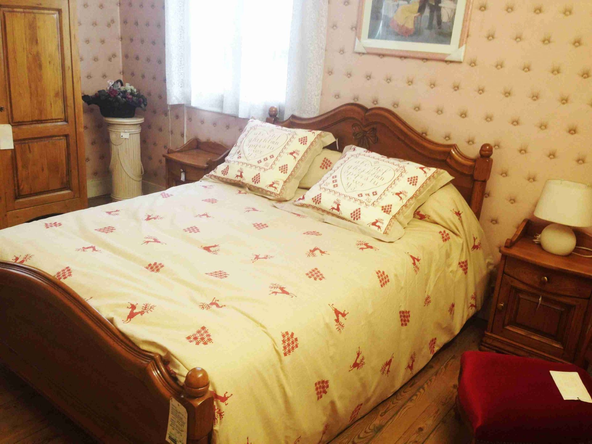 Un lit double dans une chambre avec deux coussins.