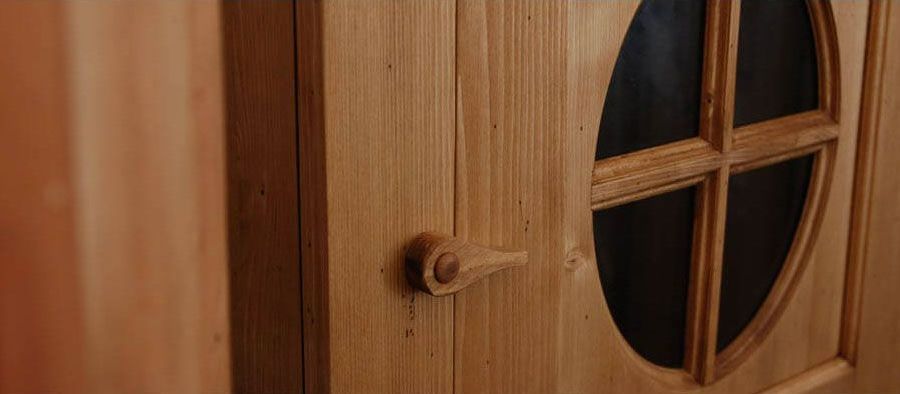 Gros plan sur la fermeture d'un meuble en bois.