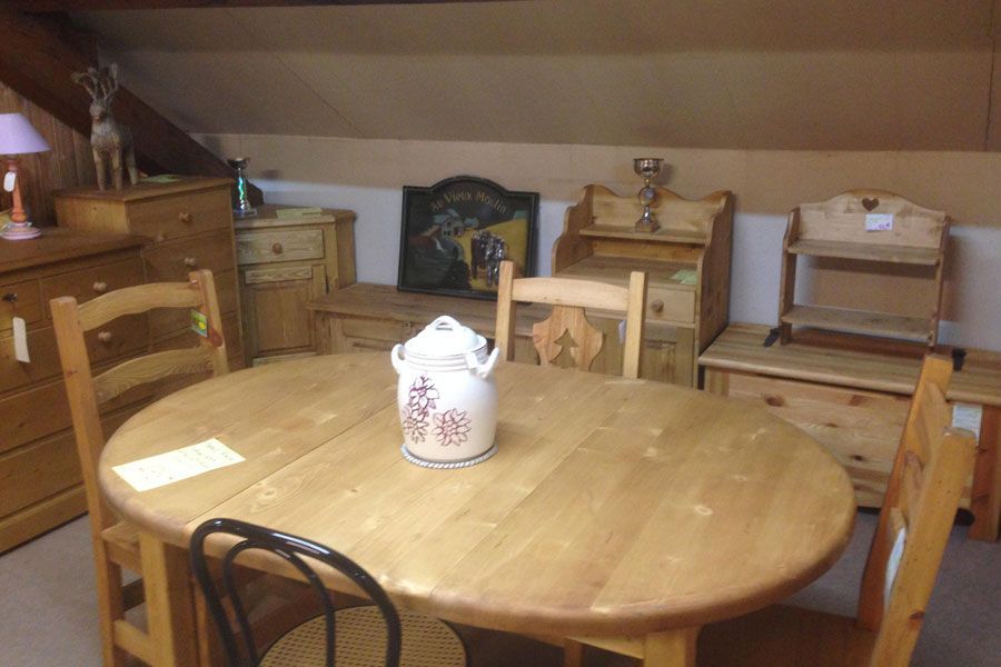 Quatre chaises autour d'une table en bois ronde.