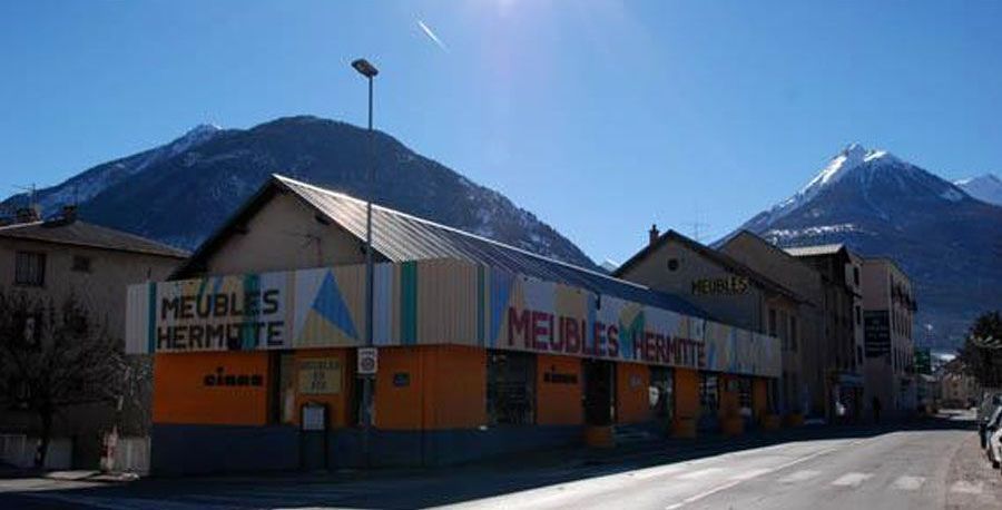 Magasin Meubles Hermitte depuis la rue.