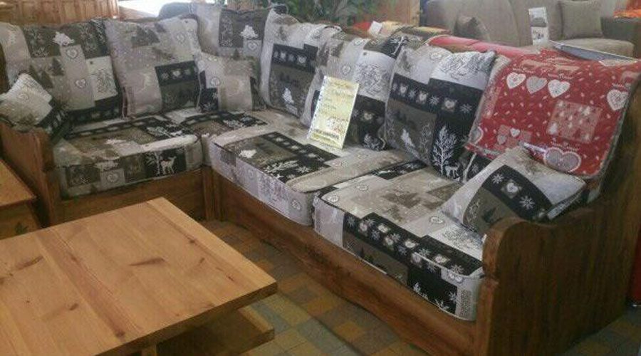 Un canapé en forme de L aux motifs blanc et gris.