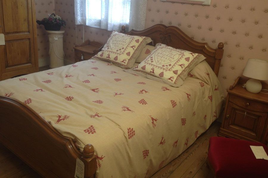 Un lit dans une chambre.