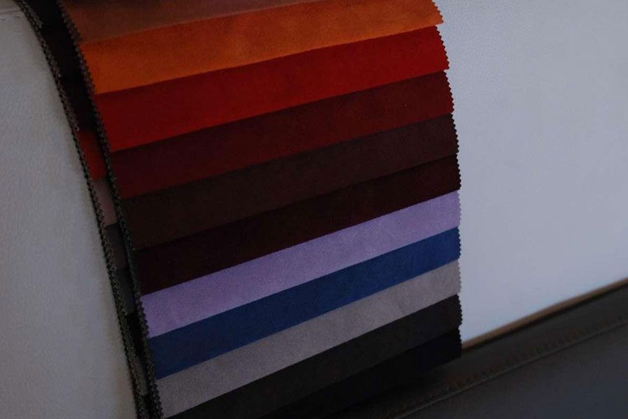 Un échantillon de plusieurs coloris sur un canapé.
