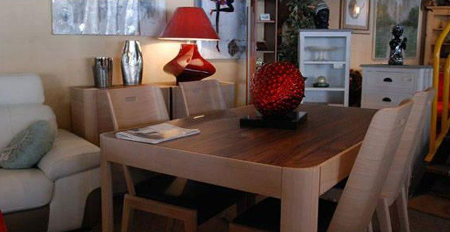 Une table en bois et quatre chaises à proximité d'une lampe.