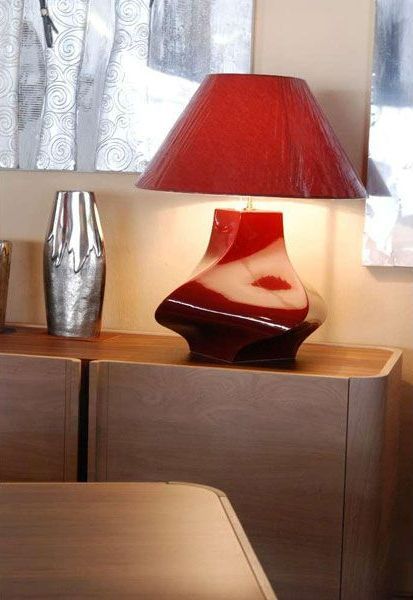Une lampe design rouge.