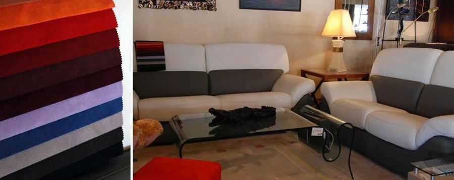 Deux canapés blanc et gris autour d'une table basse en verreavec un échantillon de coloris.