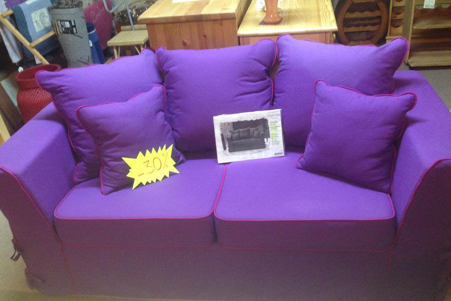 Un canapé violet.