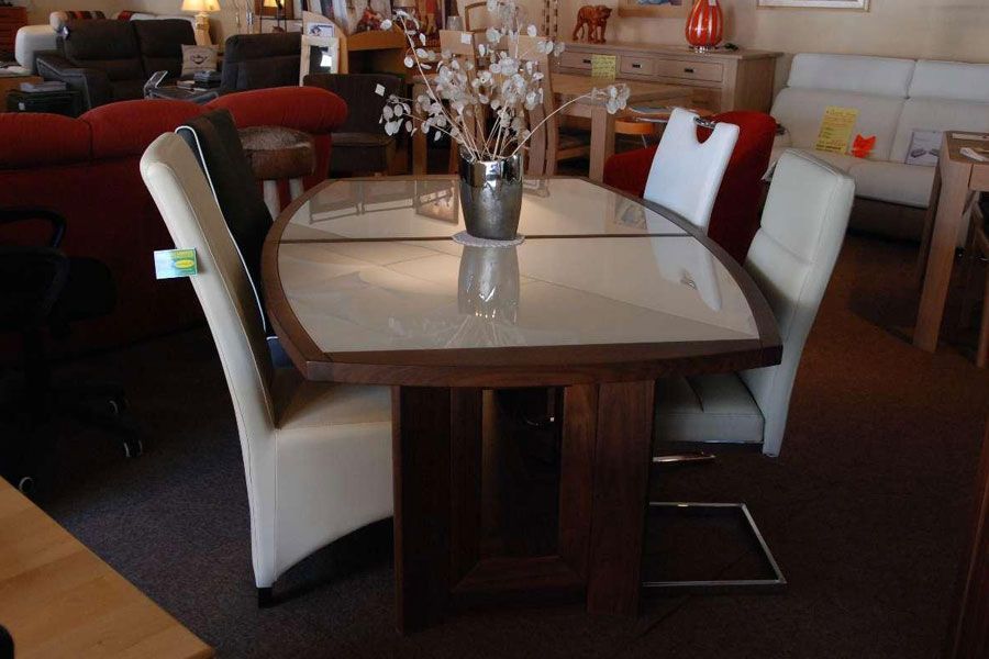 Une table à manger et plusieurs chaises.