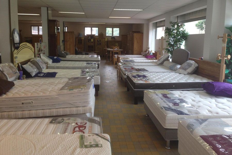 Exposition de plusieurs matelas sur des lits.