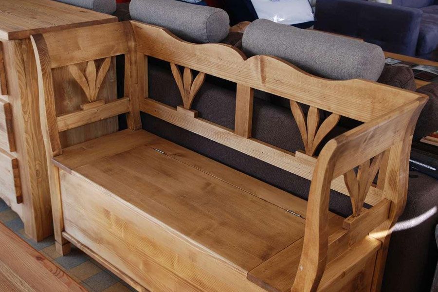 Un banc deux places en bois.