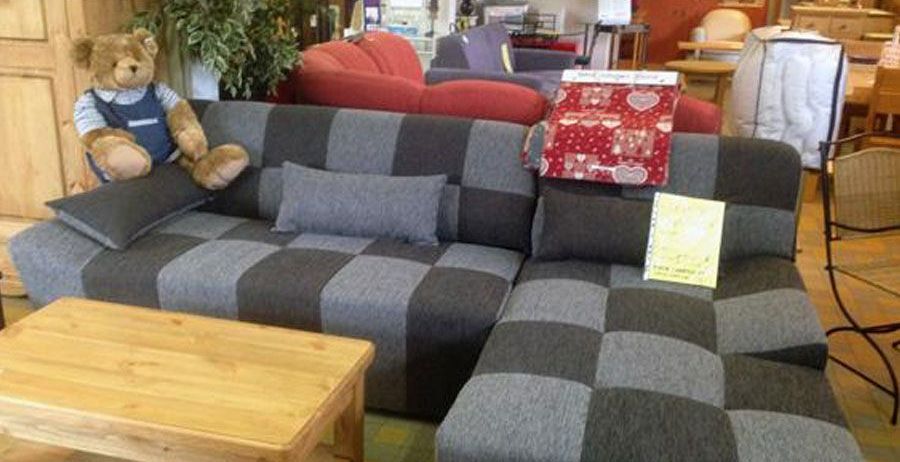 Canapé en forme de L en damiers noir et gris.