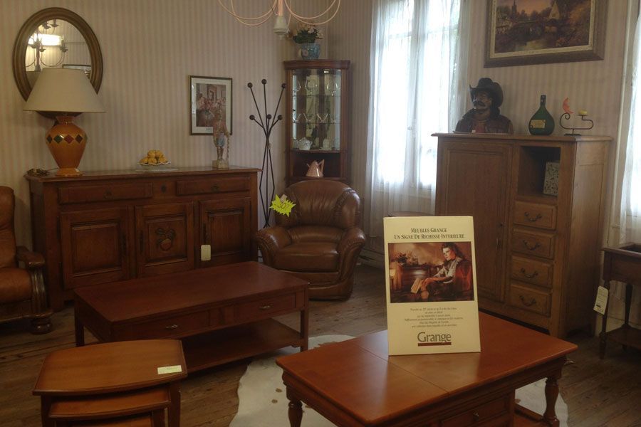 Un salon avec plusieurs meubles en bois.