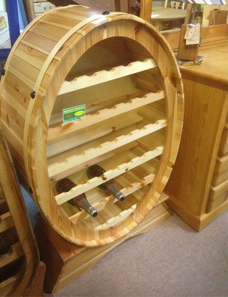 Un meuble en bois pour bouteilles de vin.