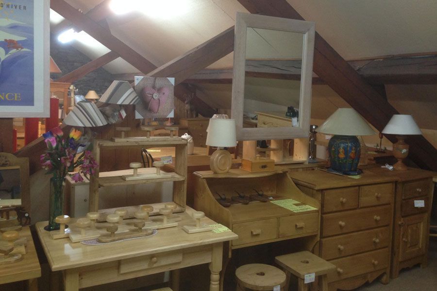 Différents types de meubles et chiffoniers en bois.