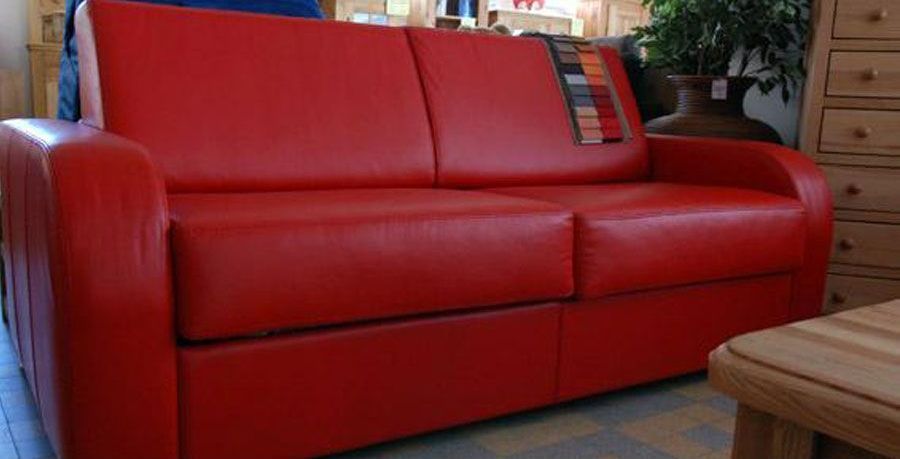 Un canapé en cuir rouge.