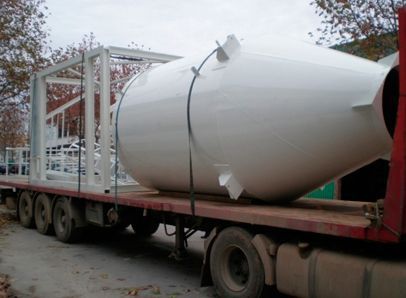 Un gran objeto blanco está en la parte trasera de un camión.
