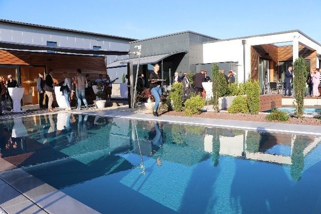 Eröffnung des Poolparks – Gäste verteilt über das GeländeEröffnung des Poolparks – Gäste verteilt über das Gelände Eröffnung des Poolparks – Gäste verteilt über das Gelände