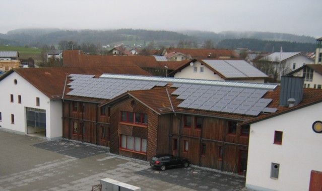 Reps GmbH: Großes und langes Industriegebäude, mit Holz vertäfelt Reps GmbH: Großes und langes Industriegebäude, mit Holz vertäfelt