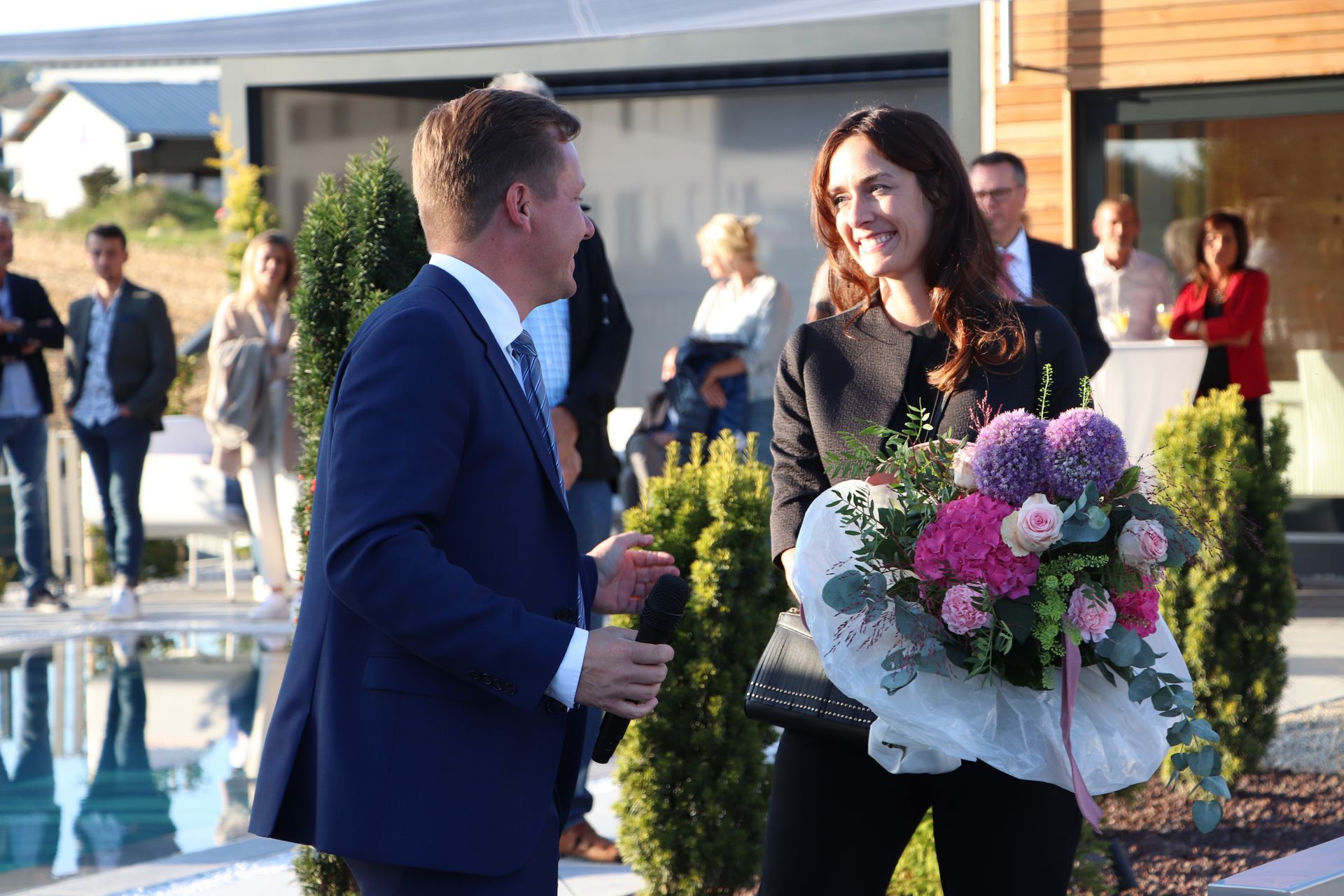 Zwei festlich gekleidete Personen sprechen miteinander.
