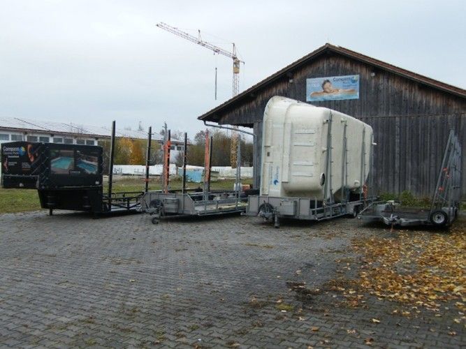 Reps Reps GmbH Zentrallager in Auerbach Reps GmbH Zentrallager in Auerbach: Gelände mit Anhängern, auf einem eine Poolwanne