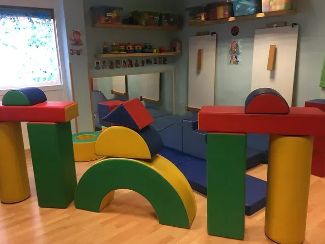 Una habitación con muchos bloques de colores en el suelo.