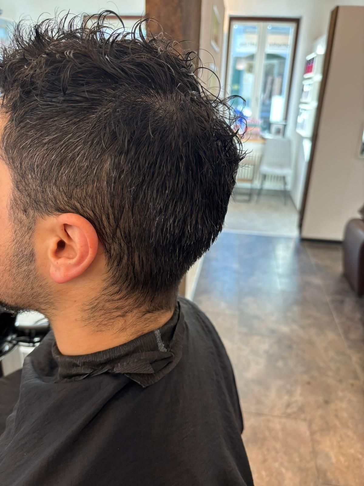 Drei Ansichten einer Haarveränderung: langes braunes Haar links und ein kurzer, gestufter Bob von der Seite und von hinten.