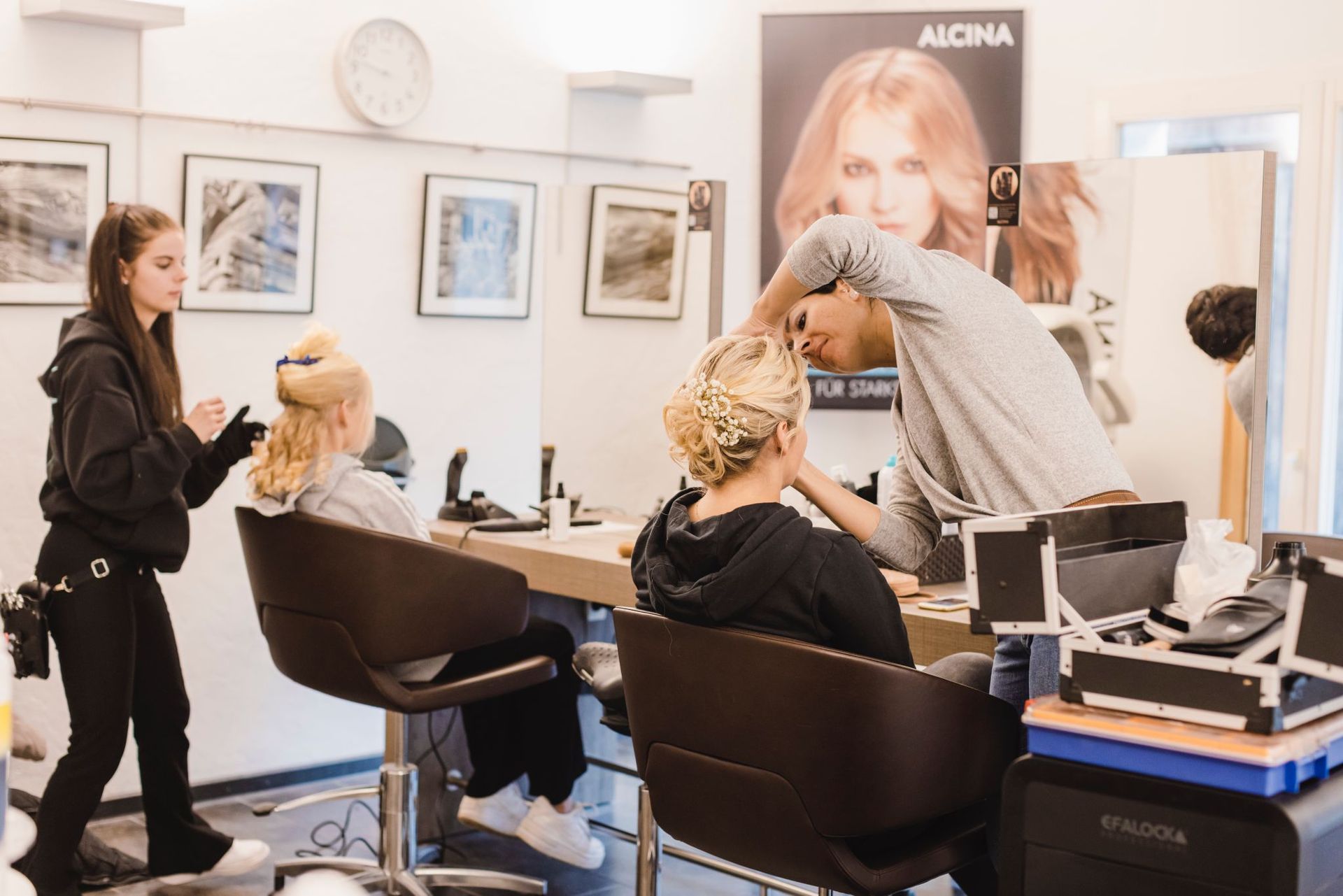 Eine geschnitzte Holztafel mit einem Bergmotiv, einer Edelweißblume und einem Kamm, beschriftet mit „Zur Eröffnung 1. August 2014“.