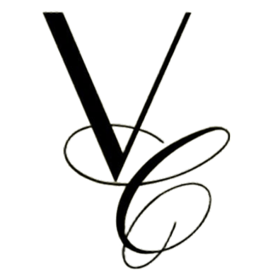 Un monograma negro estilizado que presenta una 'V' may&uacute;scula superpuesta a una 'C' may&uacute;scula cursiva y ornamentada 