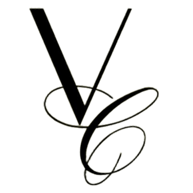 Un monograma negro estilizado que presenta una 'V' may&uacute;scula superpuesta a una 'C' may&uacute;scula cursiva y ornamentada 