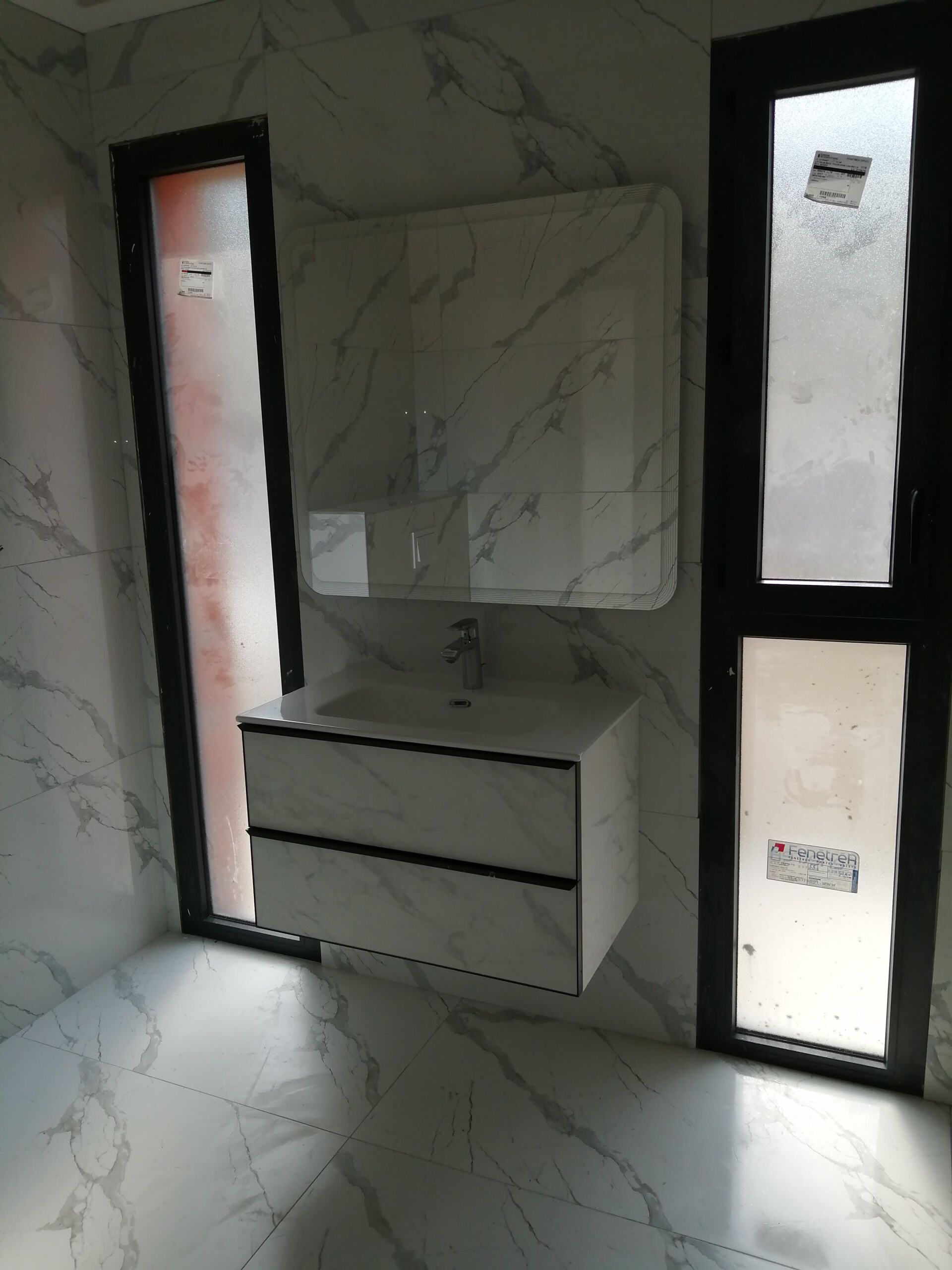 Meuble de salle de bains et lavabo