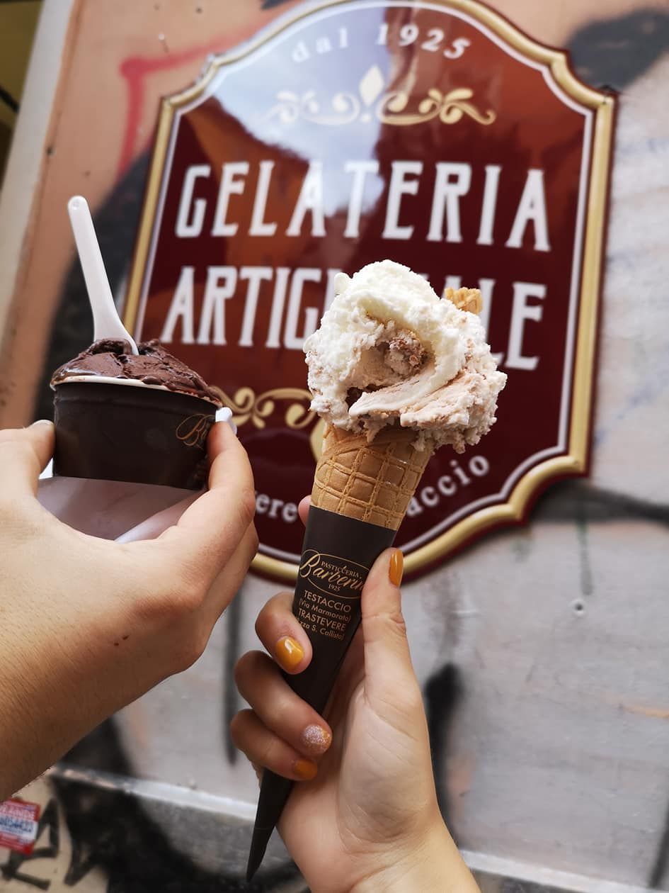 Un edificio con la palabra hotel en él