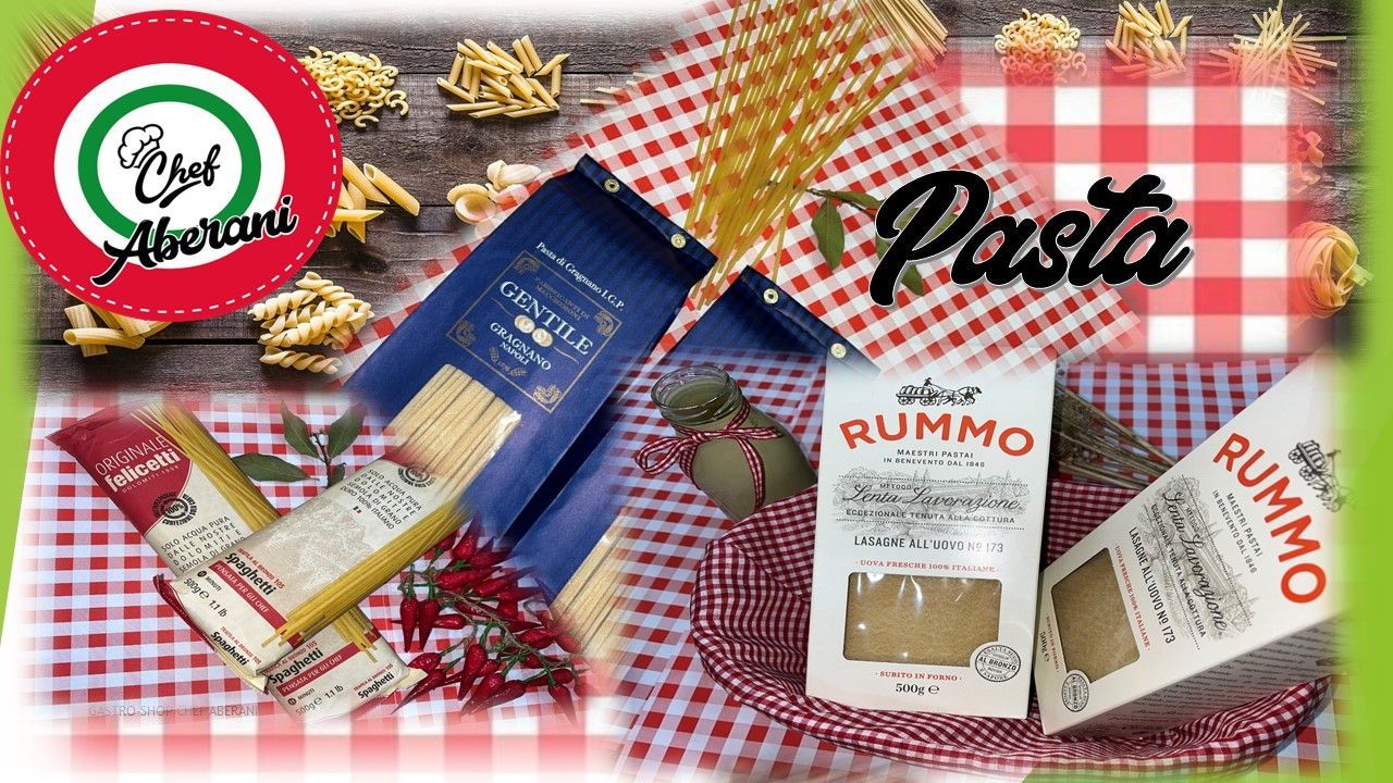 Un collage de pasta y ron sobre un mantel a cuadros.