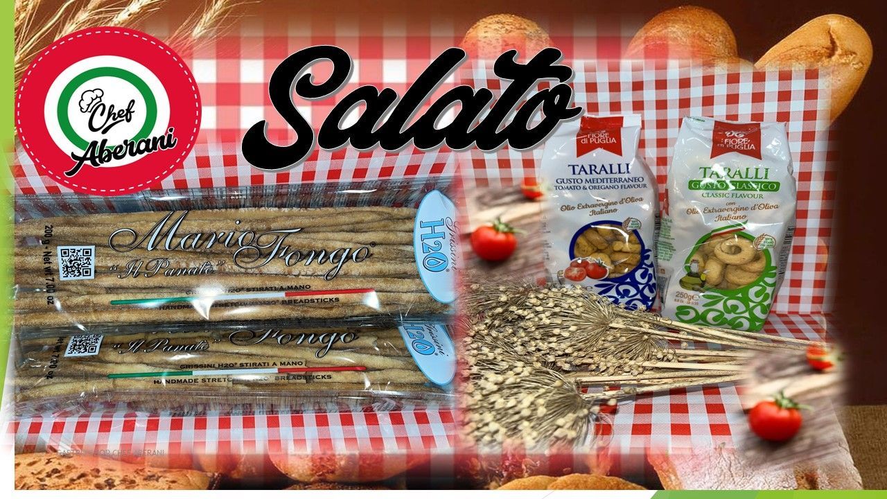 La palabra salato está sobre un mantel a cuadros.