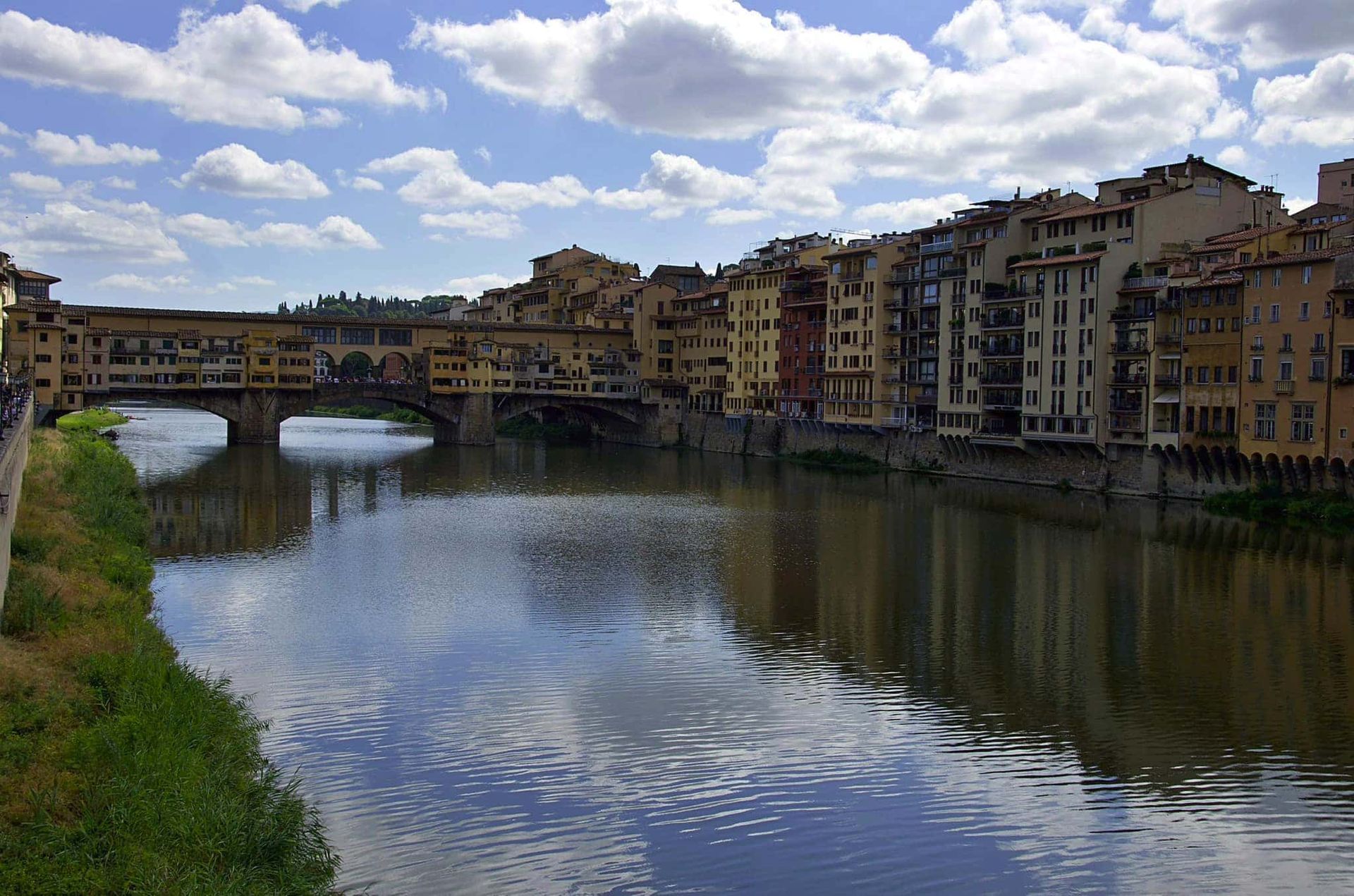 Un barco amarillo de DHL está atracado en un muelle.
