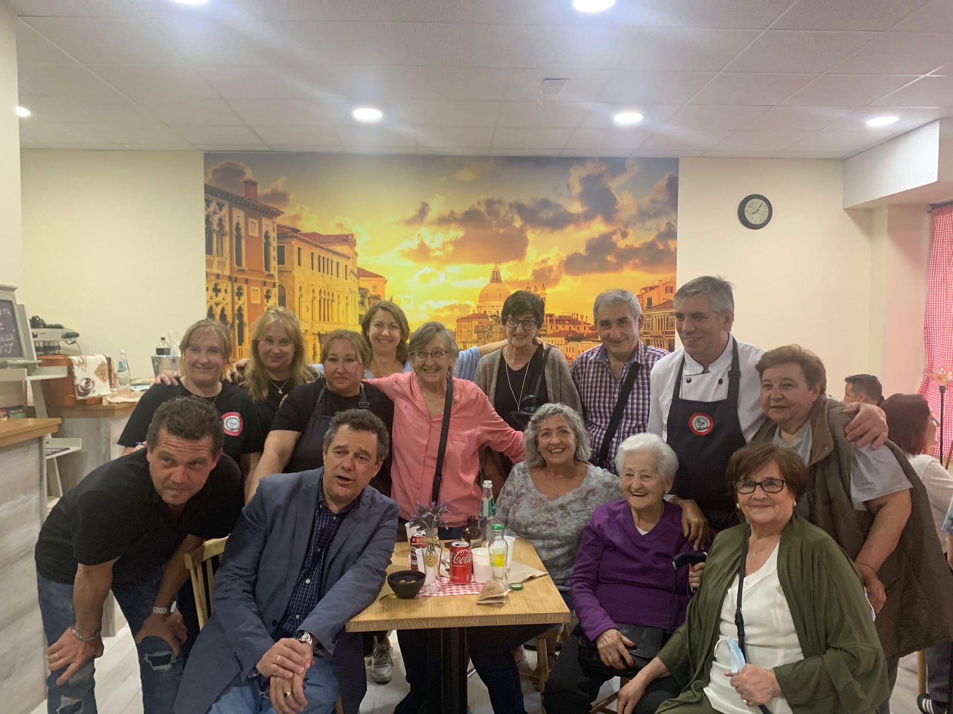 Un grupo de personas posando para una foto en un restaurante.