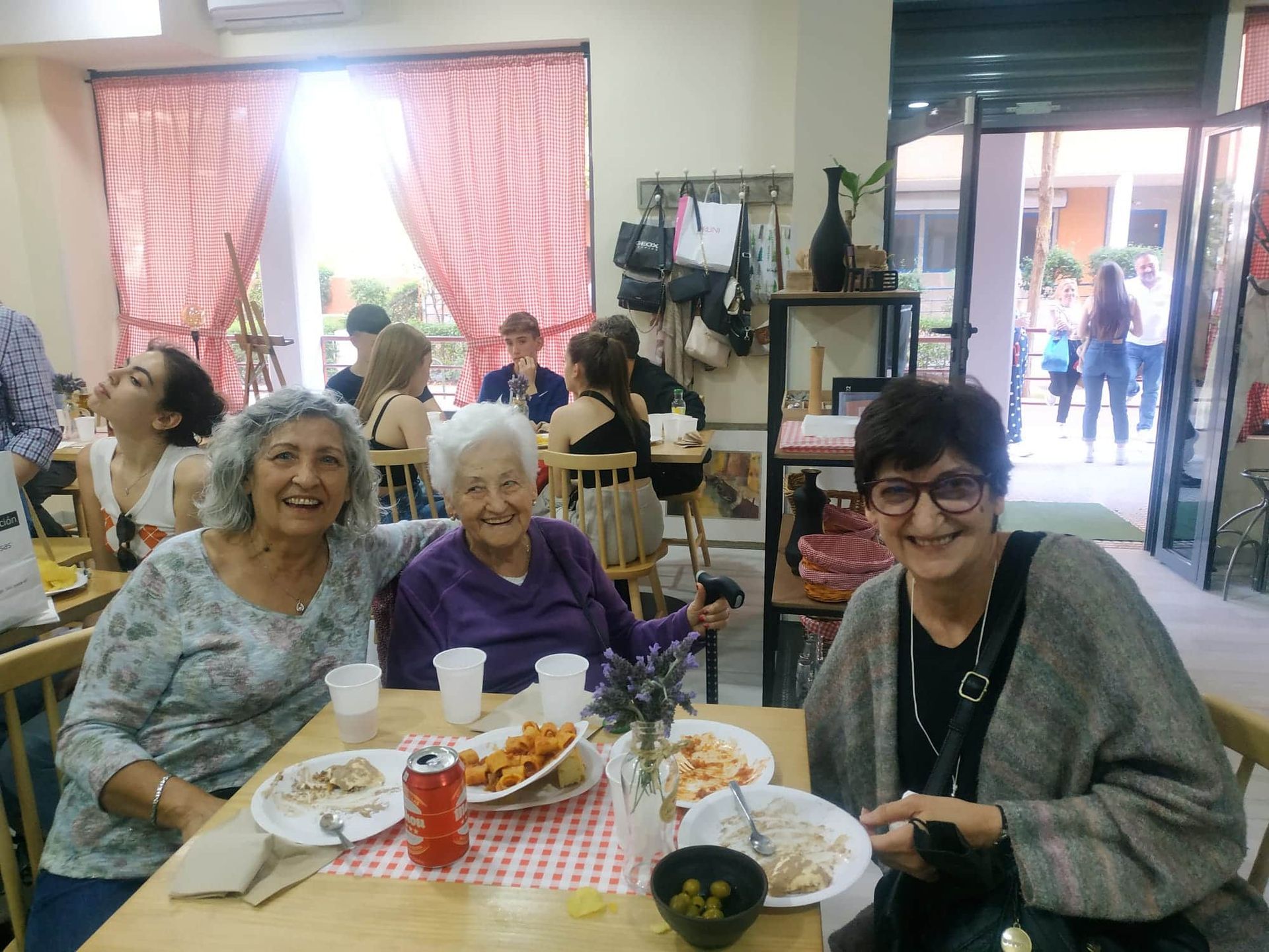Un gran edificio con arcos y un árbol de Navidad delante.