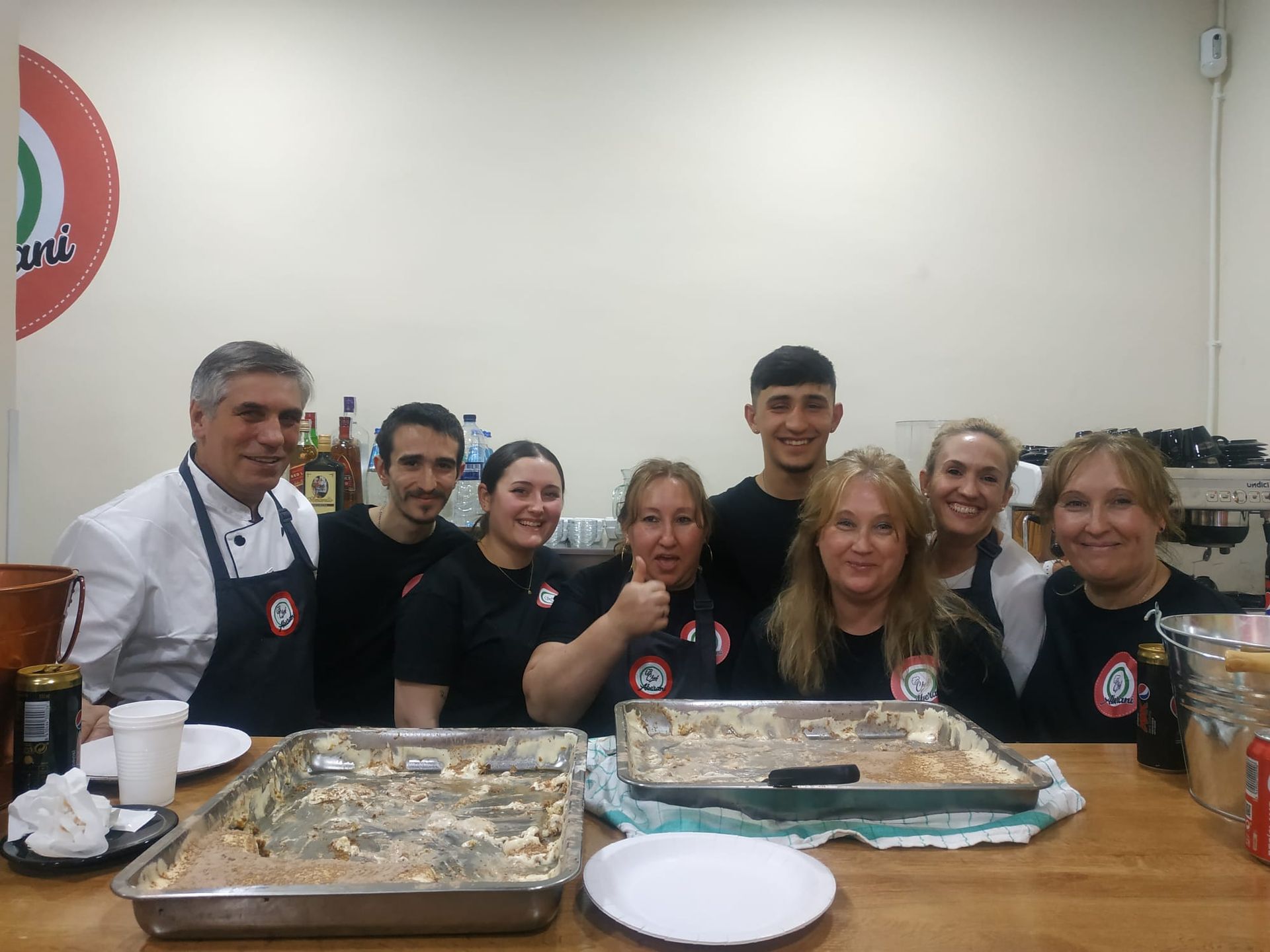Un hombre viaja en góndola por un canal en Venecia.