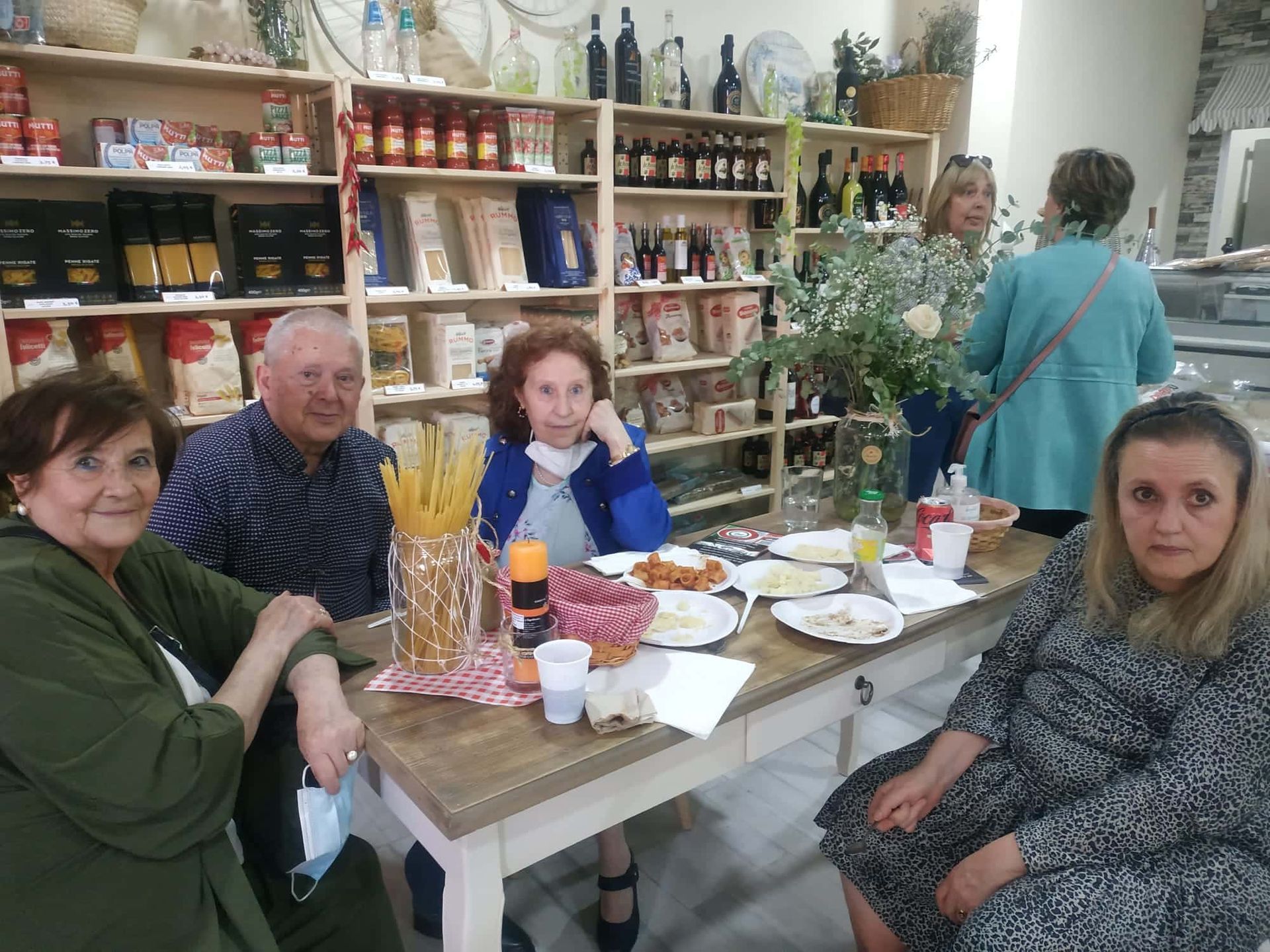 Varios barcos flotan río abajo por la noche.