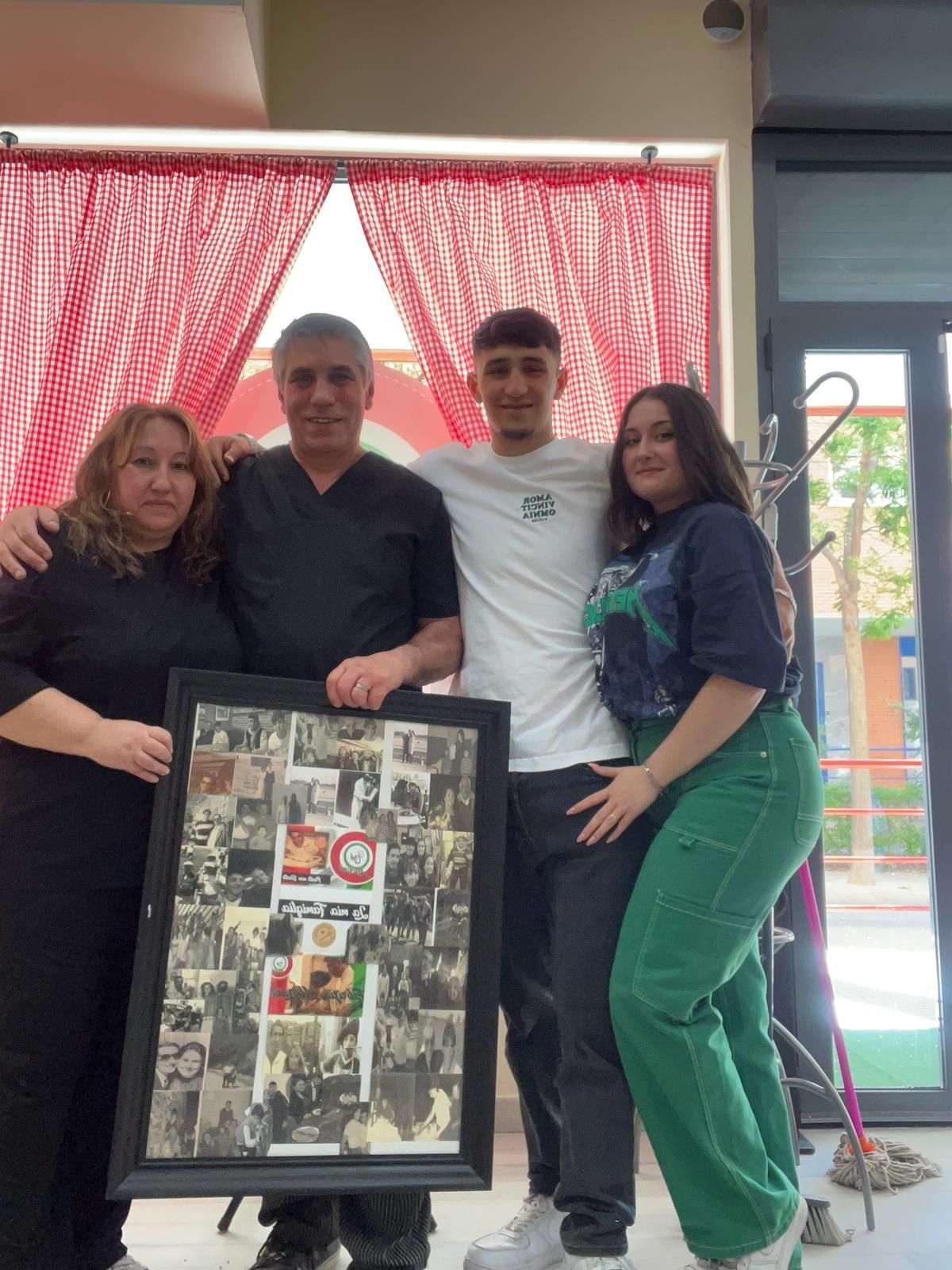 Un canal estrecho entre dos edificios con barcos en él.