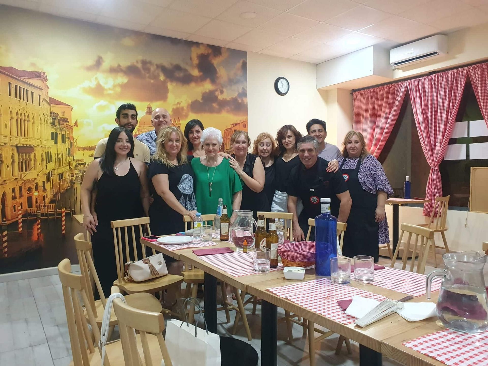 Una plaza vacía con un gran edificio al fondo