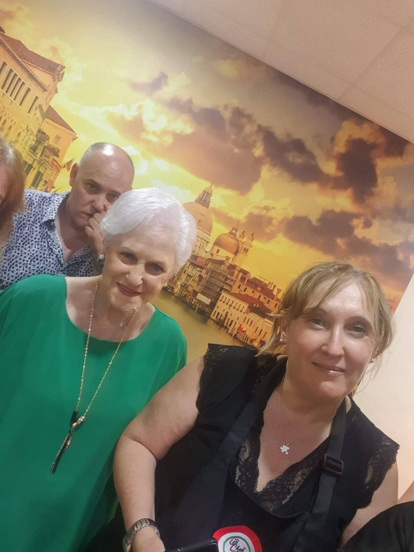 Un gran edificio con arcos y un árbol de Navidad delante.