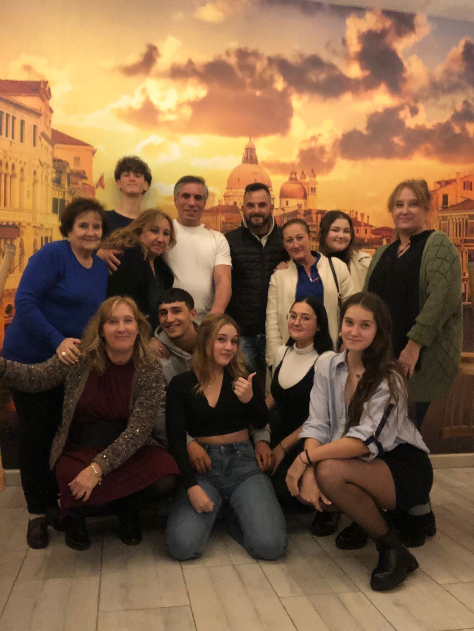 Un grupo de personas posando para una foto frente a una imagen de una ciudad.