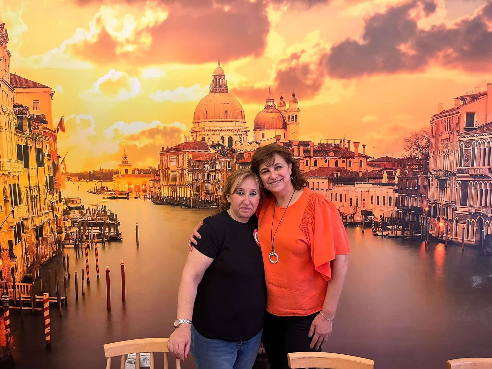 Un gran edificio con arcos y un árbol de Navidad delante.