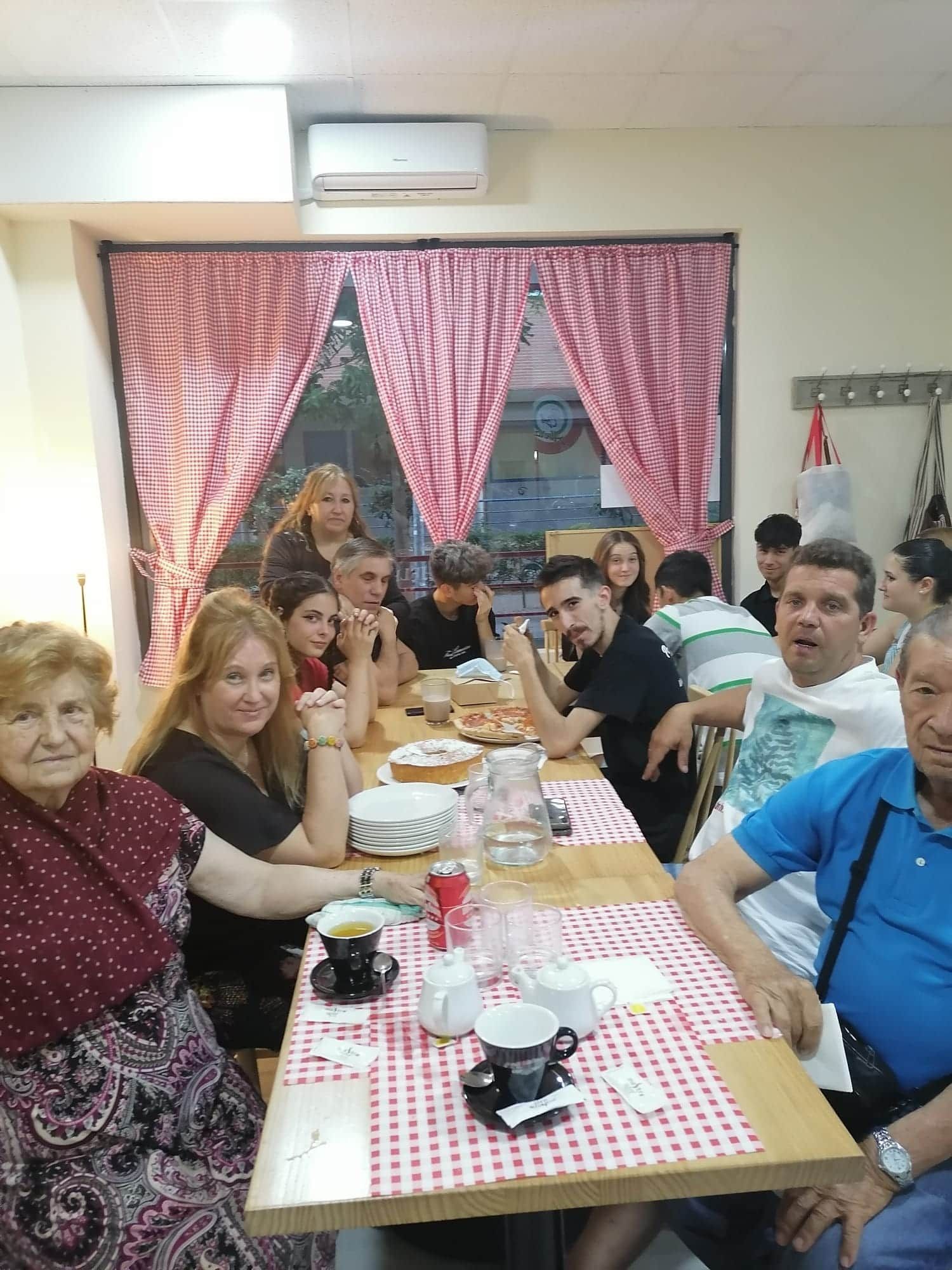Un grupo de personas están sentadas en mesas en un restaurante.